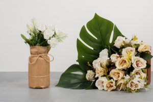 Bunga artificial di dalam vas